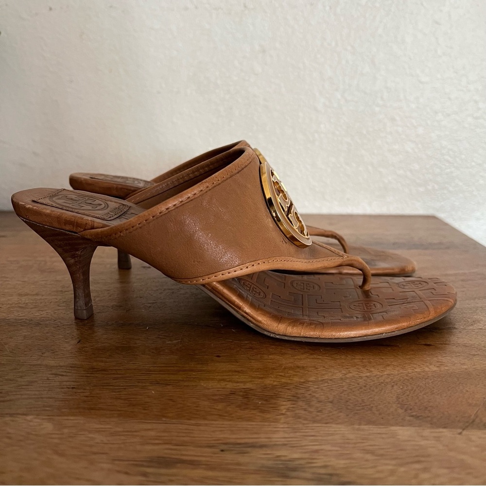 Tory Burch Tan Kitten Heel Sandal Gold Logo Size 8M - Picture 3 of 16